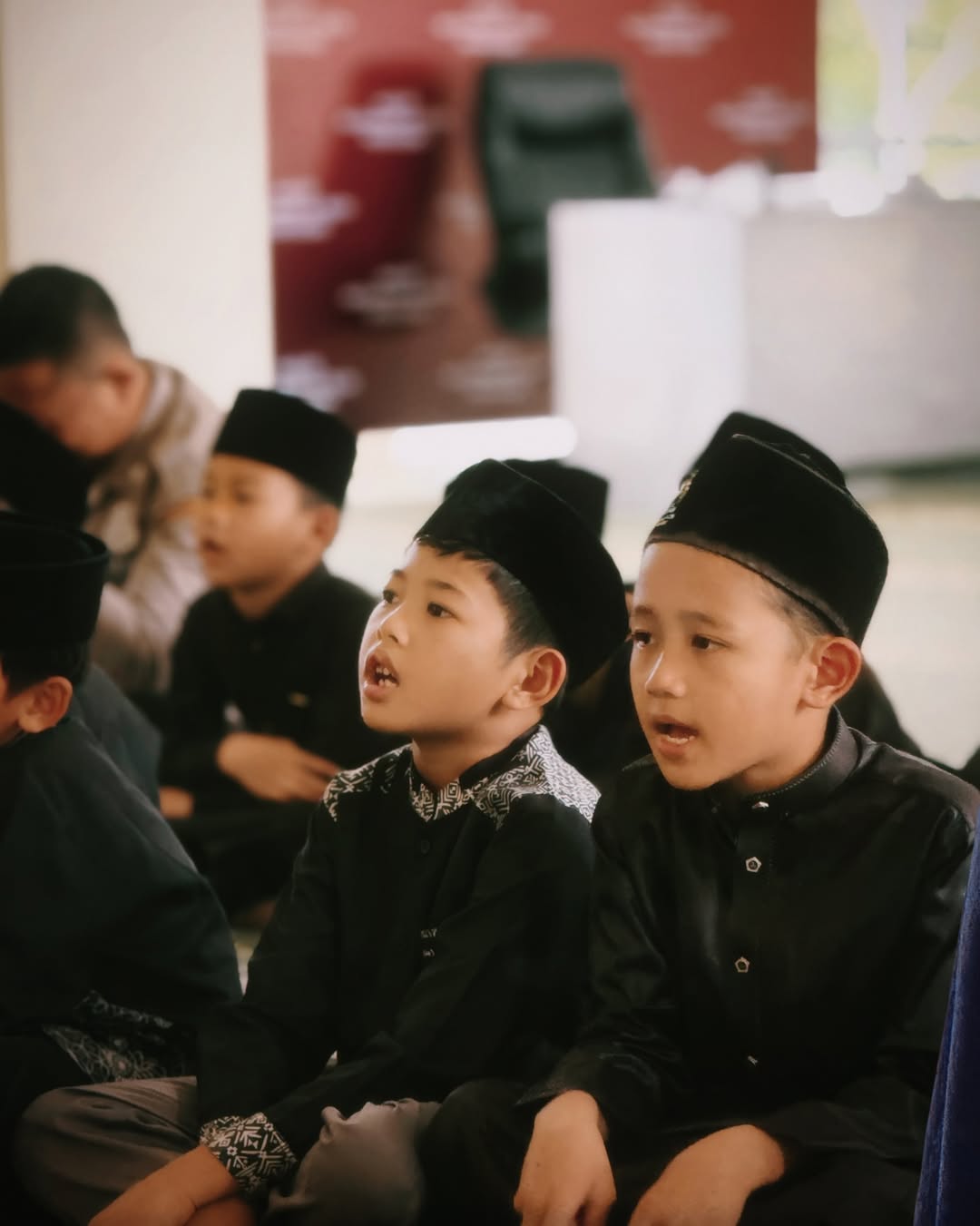 saat membaca doa bersama